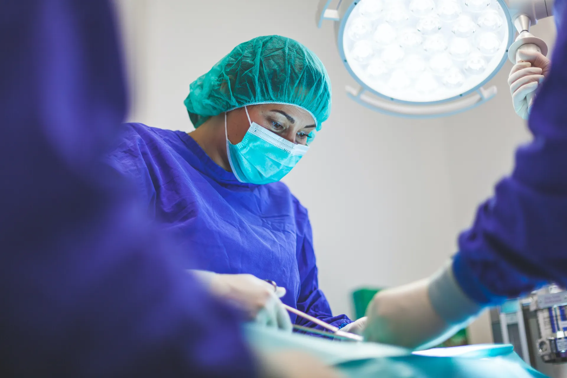 Een anesthesist kijkt mee bij een operatie