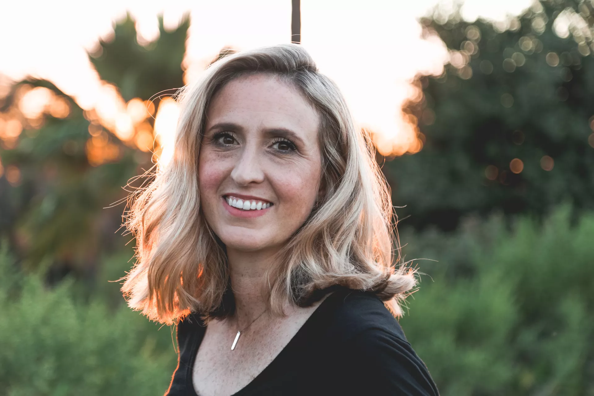 Een portretfoto van een vrouw bij zonsondergang