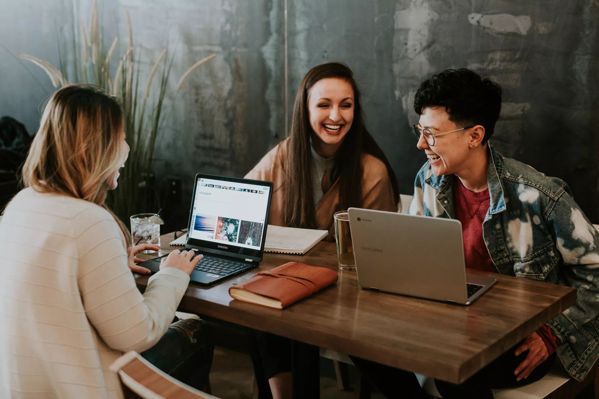 Het communicatie-team overlegt op een informele manier